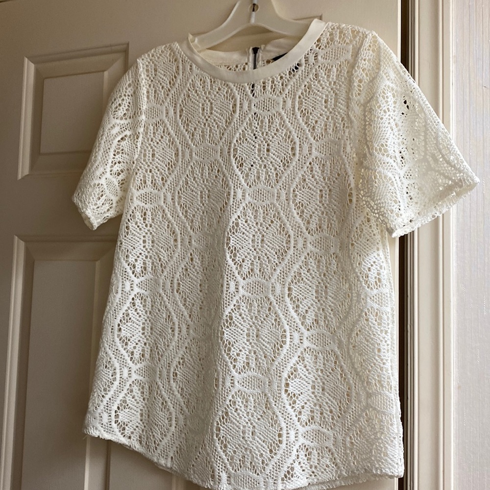 Banana Republic daisy crochet top with half zipper back. Size small.